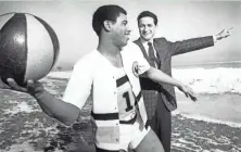  ?? ERNEST W. ANHEUSER/ MILWAUKEE JOURNAL ?? Marquette University basketball coach Al McGuire directs his team's center, Pat Smith, to hit Lake Michigan with a beach ball on Feb. 5, 1968.