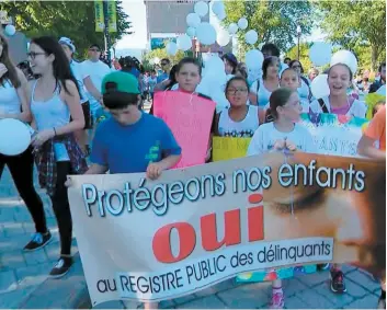  ?? PHOTO CAPTURE D’ÉCRAN, TVA NOUVELLES ?? Une partie des gens qui ont participé à la Marche blanche pour réclamer la mise en place d’un registre des délinquant­s sexuels, hier à Québec.
