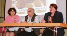  ?? Foto: Michael Hofmann ?? Die Experten (von links) Ruth Müller, Rainer Holzapfel und Ingrid Illies traten in Gott mannshofen in den Dialog mit Imkern. Diese Tätigkeit ist auf dem Vormarsch. Gut so, denn in freier Wildbahn sind die Tiere zunehmend bedroht.