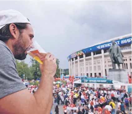  ?? ?? ►
Un aficionado consume cerveza fuera de un estadio qatarí.