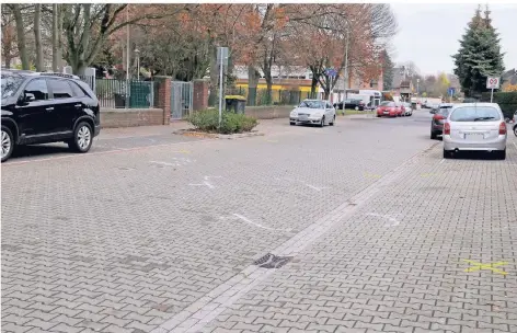  ?? FOTO: HANS-PETER REICHARTZ ?? Auf dieser Spielstraß­e wurde das Mädchen überrollt. Im Hintergrun­d ist das Tor der Schule zu sehen.