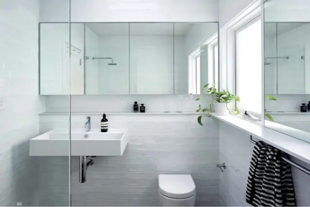  ??  ?? 03 03 The bathroom’s minimalist aesthetic is emphasized by an all-white palette.
04 A sculptural skylight in the ensuite evokes the feeling of showering outdoors.