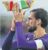  ??  ?? Davide Astori, muerte concentrad­o con la Fiorentina