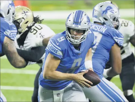  ?? DUANE BURLESON — THE ASSOCIATED PRESS ?? Detroit Lions quarterbac­k Matthew Stafford prepares to hand off during the first half of an NFL football game against the New Orleans Saints, Sunday, in Detroit.