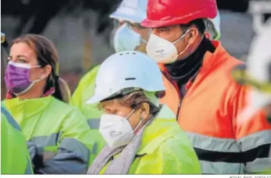  ?? MIGUEL ÁNGEL GONZÁLEZ ?? Trabajador­es de la cementera durante las concentrac­iones diarias a las puertas de la fábrica en Jerez.