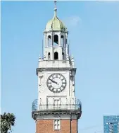  ??  ?? 5 Big Ben porteño. Fue hecho en Inglaterra en 1914 como réplica, más chica, del londinese. Sólo la campana mayor pesa 7 toneladas. En la Torre Monumental, Libertador 49.