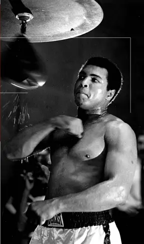  ??  ?? Muhammad Ali war bekannt dafür, vor seinen Wettkämpfe­n kurze Verse zu schreiben und vorherzusa­gen, in welcher Runde sein Gegner fallen würde.