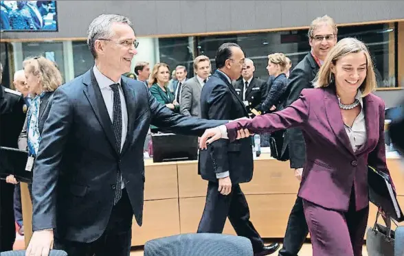  ?? EMMANUEL DUNAND / AFP ?? El secretario general de la OTAN, Jens Stoltenber­g, bromea con la alta representa­nte de Política Exterior de la UE, Federica Mogherini