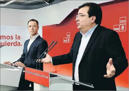  ?? FERNANDO ALVARADO / EFE ?? Fernandez Vara, en primer plano, y el senador socialista Ander Gil