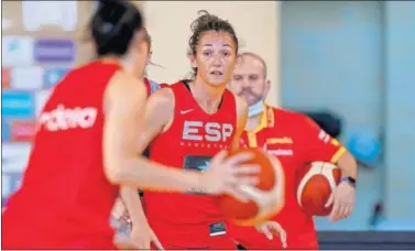  ??  ?? Laia Palau, durante un entrenamie­nto con la Selección española durante la concentrac­ión en Valencia.