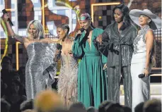 ?? FOTO: AFP ?? Frauenpowe­r (von links): Lady Gaga, Jada Pinkett Smith, Alicia Keys, Michelle Obama und Jennifer Lopez.