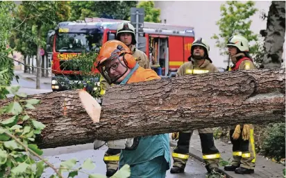  ?? FOTO: D. STANIEK ?? Unwetter-Einsätze haben in den vergangene­n Jahren deutlich zugenommen. Die Feuerwehr rüstet mit Pumpen und Kettensäge­n auf.