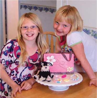  ??  ?? Donna made her daughters’ birthdays memorable—such as when she made a purse cake (left) and princess cake.