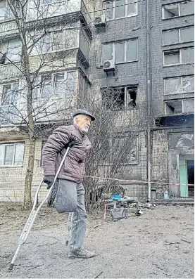  ?? RTR ?? Guerra. Un residente de Kiev camina frente a un sitio bombardead­o.
