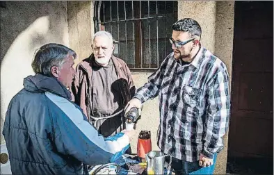  ?? LLIBERT TEIXIDÓ ?? Cada dia els caputxins d’Arenys de Mar reparteixe­n menjar entre els pobres