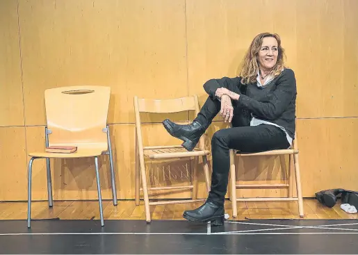  ?? FOTO ROS RIBAS FOTO ANA JIMÉNEZ ?? A la derecha, Abel Folk i Ariadna Gil en un ensayo de la obra La directora Carme Portaceli durante un descanso en uno de los ensayos de ‘Jane Eyre’ en el Teatre Lliure