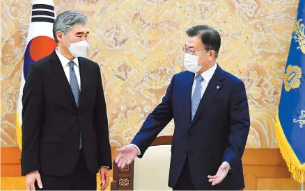  ?? Korea Times photo by Wang Tae-seok ?? President Moon Jae-in offers a seat to U.S. special envoy for North Korea Sung Kim before their meeting at Cheong Wa Dae, Tuesday. Kim also had talks with National Security Adviser Suh Hoon and Unificatio­n Minister Lee In-young earlier in the day over the two nations’ coordinati­on on North Korea issues.