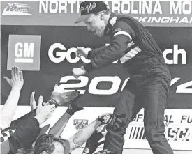  ?? ISC ARCHIVES VIA GETTY IMAGES ?? Kenseth and the Reiser Enterprise­s crew celebrate his first Busch Series victory, the GM Goodwrench Service Plus 200 on Feb. 21, 1998, at the North Carolina Speedway in Rockingham, N.C.