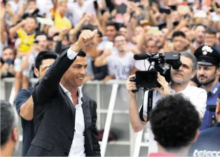  ?? AFP ?? In Italien gab es gestern nur ein Thema: Cristiano Ronaldo. Die Juve-Fans kamen in Scharen zum «Ronaldo-Day».