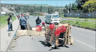  ?? Picture: LULAMILE FENI ?? FRUSTRATIO­N: An Mthatha man built himself a shack in the middle of a road in an act of protest