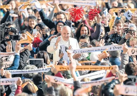  ?? ANDREAS SOLARO / AFP ?? El papa Francisco llegando ayer a la plaza de San Pedro del Vaticano para la audiencia del Año Jubilar de la Misericord­ia