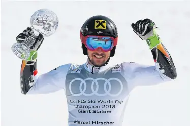  ?? AFP ?? Marcel Hirscher mit der RTL-Kugel. In diesem Winter wuchs seine Kristallsa­mmlung auf 17 Stück an.