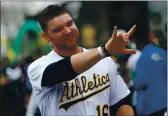  ?? ANDA CHU — BAY AREA NEWS GROUP ?? Former A’s pitcher Liam Hendriks waves to fans during A’s Fan Fest at Jack London Square in Oakland last year.