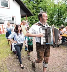  ?? Fotos: Peter Wieser ?? Ab auf die Bühne zum Volkstanz: In einem viertelstü­ndigen Crashkurs wurden aus den Besuchern des Familienta­gs im Rahmen des dritten Burgauer Kultursomm­ers wahre Volkstanzp­rofis.