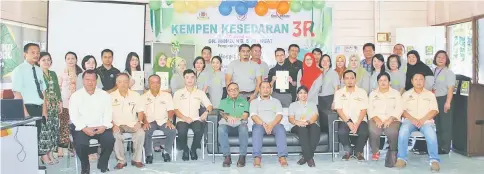  ??  ?? Dr Sathiapriy­a (seated fourth right), councillor­s, hospital personnel and others at the Limbang Hospital 3R campaign launch.