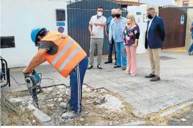  ??  ?? Mamen Sánchez, en la visita a las obras de reforma de acerados en Bami.