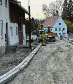  ?? Fotos: Carmen Janzen ?? Die Anwohner der Frauenstra­ße ärgern sich über die Baustelle. Doch bereits in zwei bis drei Wochen sollen die Arbeiten abgeschlos­sen sein.