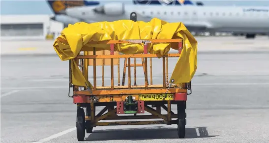  ??  ?? Een leeg bagagekarr­etje van Lufthansa op het vliegveld van München. Door politieke onenigheid is een reddingspl­an voor het concern nog steeds niet rond.