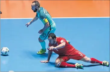  ??  ?? EL REGATE DE ‘O’MÁGICO’. Ricardinho sienta a Bolinha durante el partido contra Azerbaiyán.