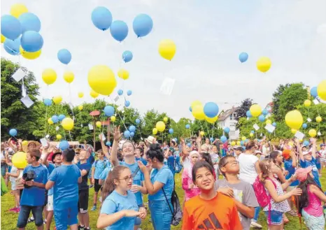  ?? FOTO: MARKUS LEHMANN ?? Welcher fliegt am weitesten? Zum Auftakt der Wasseralfi­nger Festtage stiegen etwa 600 Ballons in den Himmel über dem Spiesel.