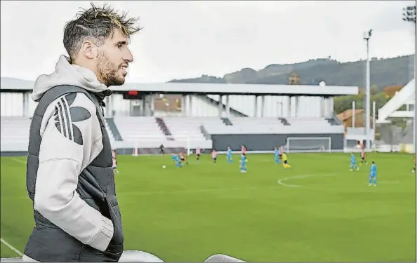  ?? FOTO: ATHLETIC ?? Javi Martínez
El jugador navarro, en la visita que realizó a su excompañer­os en Lezama en el mes de noviembre de 2019