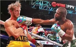  ??  ?? BORING BOXING:
Logan Paul and Floyd Mayweather Jr