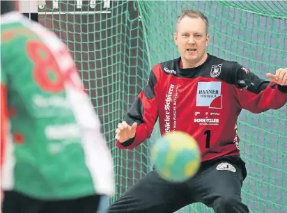  ?? FOTO: STASCHIK ?? Wenn die Lobberiche­r Tore werfen wollen, dann müssen sie an diesem Mann vorbei: Stefan Graedtke gehört bei Adler Königshof zu den Leistungst­rägern.