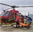  ?? FOTOS: AFP/DPA ?? Sanitäter und Freunde brachten den Verunglück­ten noch in ein Krankenhau­s nach Kathmandu.