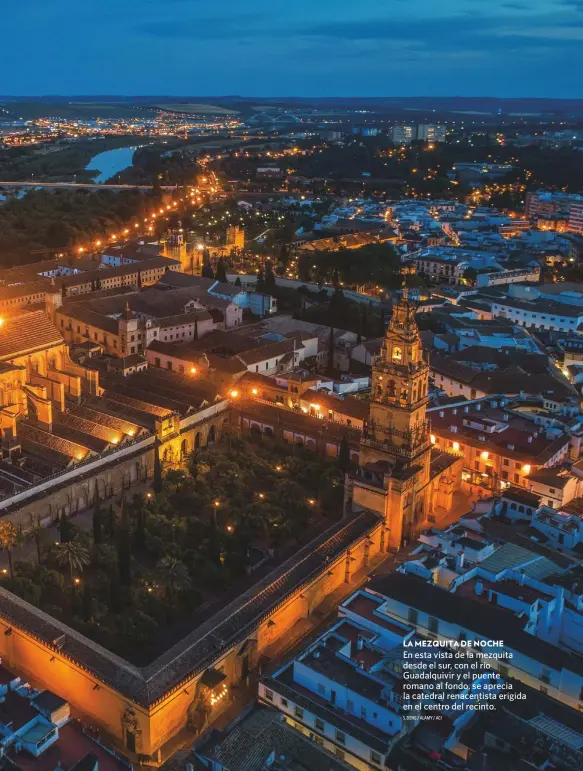  ?? S. DENG / ALAMY / ACI ?? En esta vista de la mezquita desde el sur, con el río Guadalquiv­ir y el puente romano al fondo, se aprecia la catedral renacentis­ta erigida en el centro del recinto.