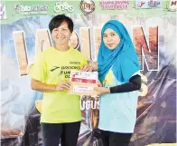  ??  ?? KONA Liau, dari Kota Kinabalu juara kategori Veteran Wanita menerima hadiah daripada Pengurus Pusat Penerangan Pelanconga­n Labuan, Noor Hidayah Mohd Nor.