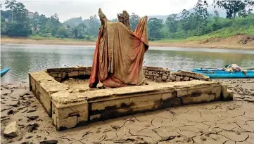  ?? ?? The old Kotmale town resurfaces as the water level drops in the reservoir