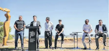  ?? ?? EN PEHUEN Co, Kicillof realizó la Tercera Conferenci­a de Verano, junto a varios funcionari­os municipale­s y provincial­es.