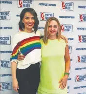  ??  ?? QUERIDA. Oreiro en la radio con el rainbow sweater . Su suite en el hotel con regalos de sus fans.