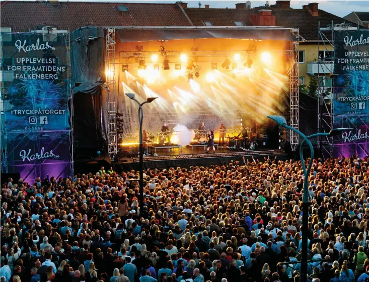  ??  ?? STÖRST MÅ GLÄDJEN LYSA ER. Det sprutade lila konfetti över de 4000 besökarna på Stortorget i Falkenberg när Miriam Bryant avslutade sin konsert 13 juli med Sven-bertil Taubes ”Ett sista glas”.