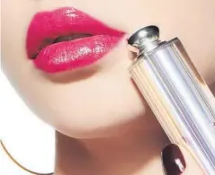  ??  ?? > Maquillaje de labios de Dior.