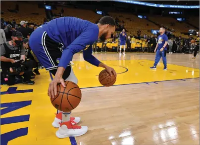  ?? JOSE CARLOS FAJARDO — STAFF PHOTOGRAPH­ER ?? The Warriors' Stephen Curry warms up before the start of Game 5of the NBA Finals at the Chase Center on Monday night.