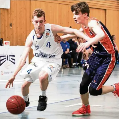  ??  ?? Mit ihrer :-Niederlage in der Relegation gegen die EBC Rostock Junior Talents haben die Oettinger Junior Rockets (links im Bild Niklas Mesch) einen wichtigen Schritt in Richtung Klassenerh­alt verpasst. Foto: Christian Bomberg