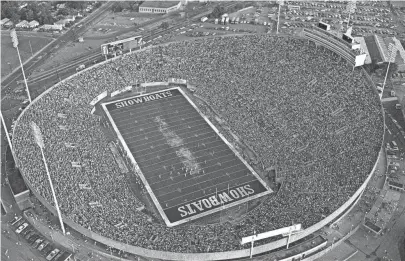  ??  ?? A sell out crowd of 50,079 (with 101 no-shows) looks on as the Memphis Showboats play the Birmingham Stallions on 16 Jun 1984 at Liberty Bowl Memorial Stadium. The game was the Showboats final home game of the season and the 35-20 Birmingham win left...