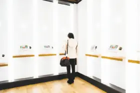  ?? Jason Henry / New York Times 2015 ?? Eatsa in San Francisco has lots of automation, with iPads lining the walls where customers order their food.