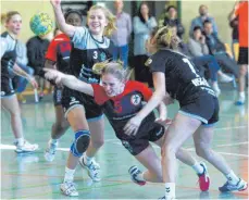  ?? FOTO: HKB ?? In der Handball-Bezirkskla­sse Neckar/Zollern siegte die HSG Nendingen/ Tuttlingen/Wurmlingen III (NTW blau/rot) gegen die Zweite der HSG Baar auch Dank der fünf Tore von Melissa Eyrich (5) mit 20:24 Toren.